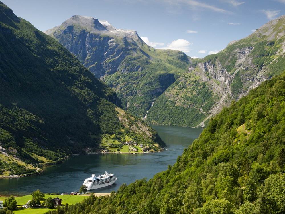 Nuestro buque el OCEAN PRINCESS fondeando en el increible Fiordo de Geiranger (Noruega) CRUCEROS FIORDOS NORUEGOS OCEAN PRINCESS NORUEGA CRUCEROS NORTE DE EUROPA OFERTAS PRINCESS CRUISES NORWAY CRUISES DESCUENTOS OCEAN PRINCESS